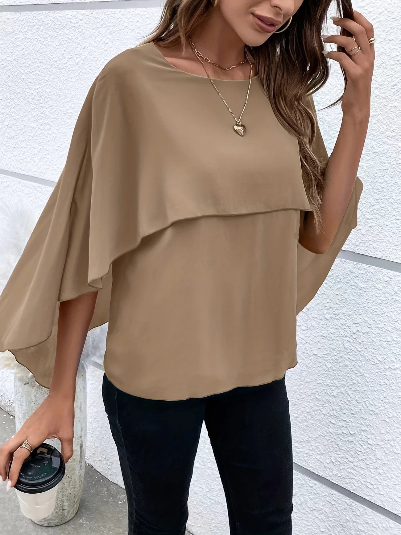 Ligne™ | Blouse Élégante à Manches Cape