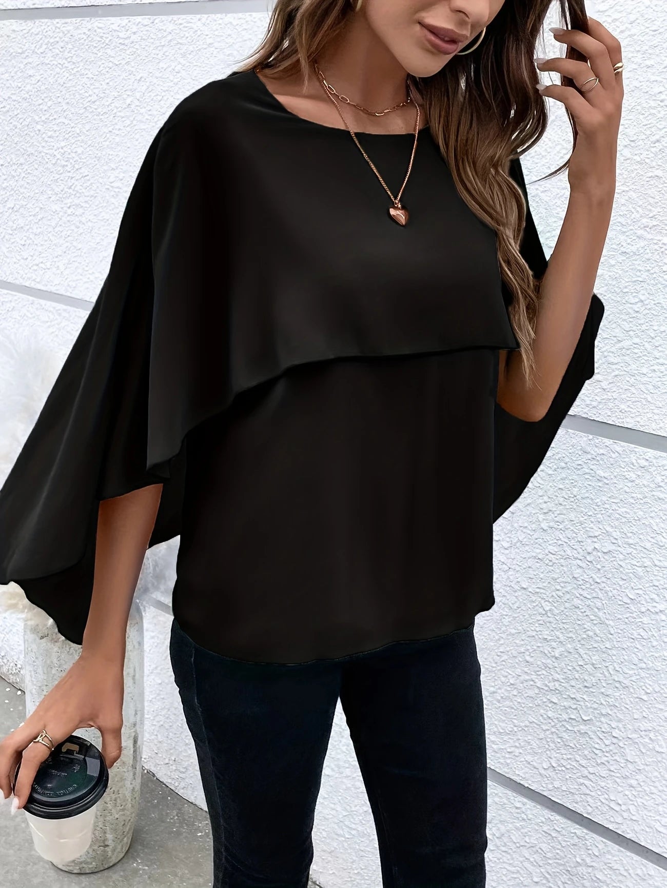 Ligne™ | Blouse Élégante à Manches Cape