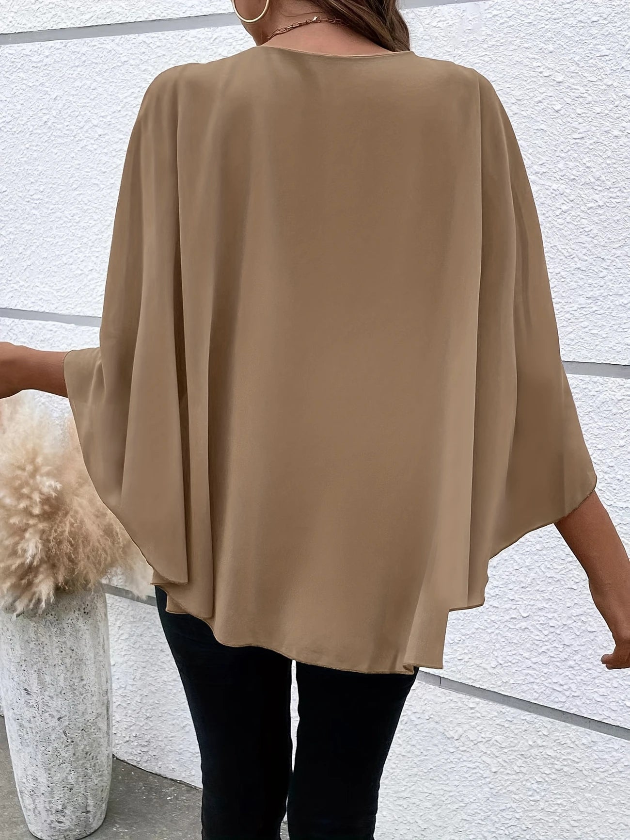 Ligne™ | Blouse Élégante à Manches Cape