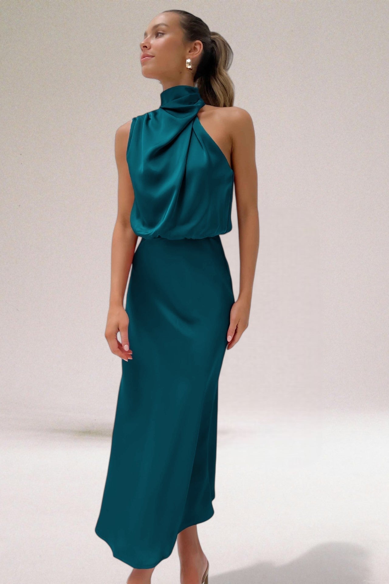 Ligne™ | Robe Satin Élégance avec Décolleté Licou